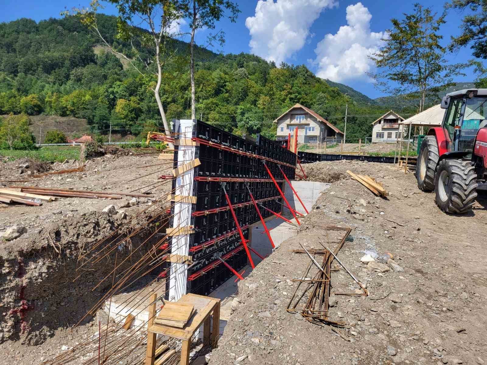 WINLONG foundation trench with black plastic wall formwork and red ties